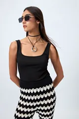 Body de lycra con estampado animal print de leopardo, escote cuadrado y breteles anchos.