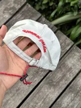 Gorro de visera curva color beige claro, con bordado frontal que incluye un corazón rojo con las letras "ZTH" y el texto "LOVE & PEACE PP.ONE" en rojo.