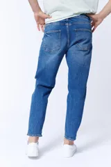 Pantalón de jean de corte slim taper color azul medio.