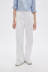 Pantalón de lino color beige, de corte recto y tiro alto, con bolsillos laterales.