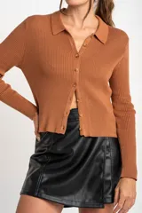Cardigan marrón de punto acanalado con cuello polo, manga larga y cierre frontal con botones.