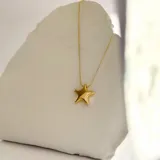 Collar dorado con dije de estrella inflada.