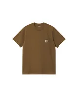 Remera verde militar de manga corta con bolsillo en el pecho izquierdo y logo de Carhartt bordado en el bolsillo.