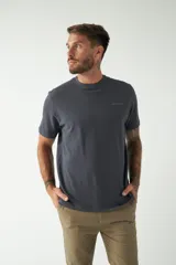 Remera negra de algodón con logo de la marca en el pecho.