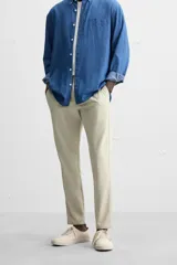 Pantalón de vestir gris oscuro, corte slim fit, con cintura elástica, bolsillos frontales y traseros de ojal.