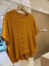 Remerón blanco de morley de algodón, manga corta, con dos pequeñas aberturas frontales y terminación en pico en la parte trasera.