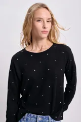 Buzo negro de punto fino con cuello redondo y tachas plateadas en forma de estrella.
