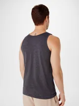 Musculosa básica de hombre color azul oscuro.