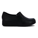 Zapato Comfortflex negro de cuero sintético, con plataforma baja y cierre lateral.