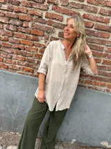 Camisa beige de algodón baumwolle, con cuello mao y mangas 3/4 con trabilla para enrollar.