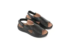 Sandalias negras de cuero con tecnología Antistress, con tiras cruzadas en el empeine, sujeción trasera con hebilla y taco bajo.