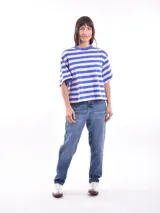 Remera blanca de algodón con cuello redondo y mangas cortas.