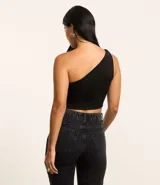 Blusa cropped negra de poliéster y elastano, con un solo hombro descubierto, fruncido lateral y bretel torcido.