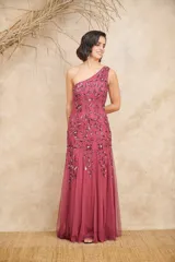 Vestido largo de fiesta color cereza, con un solo hombro y bordado de lentejuelas con motivos florales.