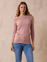 Buzo rosa de tejido combinado, con cuello redondo y mangas 3/4 con detalle de botones.