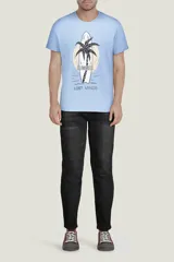 Remera blanca de manga corta con estampado gráfico en el frontal y corte holgado.