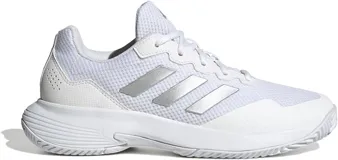 Championes Adidas Gamecourt 2.0 blancos con detalles plateados y suela de goma.