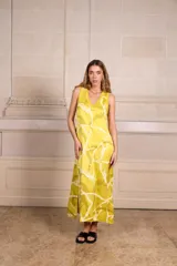 Vestido largo sin mangas con estampado batik en tonos celeste y gris, escote en V y aberturas laterales.