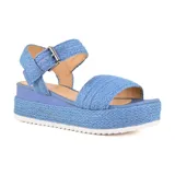 Sandalias de plataforma color celeste con textura trenzada, tira ancha sobre los dedos y tira con hebilla al tobillo.
