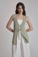 Chaleco de punto negro con cuello redondo y sin mangas. Diseño clásico y versátil.