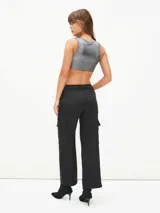 Pantalón de vestir marrón con bolsillos cargo laterales, corte recto y tiro medio.