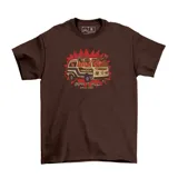 Remera marrón de manga corta con estampa de una combi en llamas.