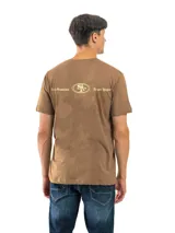 Remera celeste con estampado circular en el pecho, con texto en verde y negro.