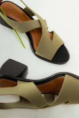 Sandalias de cuero color marrón con tiras cruzadas y taco bloque de madera.