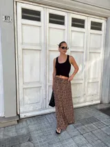 Pollera larga estampada con diseño de leopardo, corte fluido y cintura elástica.