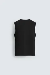 Camiseta musculosa marrón oscuro, de corte slim fit, cuello redondo y sisas amplias.