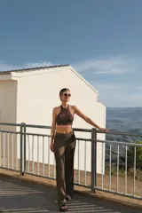 Top halter negro de tejido dryfit, apto para agua.