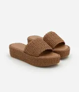 Sandalia flatform con superficie trenzada metalizada color dorado, sin cierre, con tira ancha y puntera redonda.