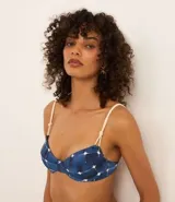 Top de bikini con estampado aquarelado, modelo media taza con breteles elásticos ajustables y parte de cuerda.