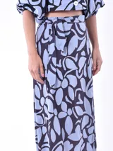 Falda midi de corte evasé con estampado abstracto en blanco y negro, con lazo en la cintura.
