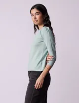 Buzo color verde agua, marca Vila Milano, con cuello redondo y mangas 3/4 con pinzas en los hombros.