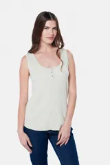 Musculosa lisa color lila en tela rib con botones a presión y corte relajado.