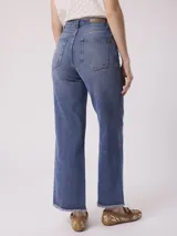 Pantalón de jean de tiro alto, pierna ancha y ruedo desflecado. Confeccionado en 100% algodón.