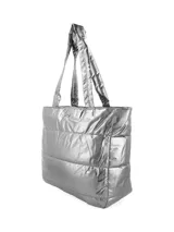 Bolso tipo shopper plateado con diseño acolchado horizontal. Tiene doble asa de hombro y cierre superior con tirador. Incluye bolsillo interior con cierre y compartimento para laptop de hasta 15".