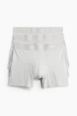 Pack de tres calzoncillos tipo trunk color gris con cintura elástica. Confeccionados con la tecnología Lycra® Xtra Life™ que ofrece un confort excepcional sin perder la forma.