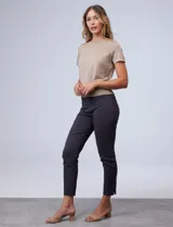 Pantalón de gabardina elastizada azul marino, marca Zac & Rachel, de corte recto, pretina ancha pespunteada y largo al tobillo. Tiene bolsillos simulados.