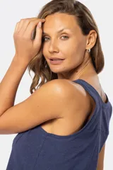 Musculosa negra con escote cuadrado, breteles anchos y bolsillo de parche en el pecho.