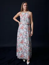 Vestido largo de gasa estampada con flores de colores, escote halter plisado, corte en la cintura elastizado, abertura en la espalda con lazo de ajuste y forro interno a tono.