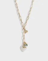 Collar dorado con cadena de eslabones y dije de corazón, dije de corazón calado, dije de cristal y dije de piedra verde.