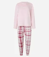 Conjunto de pijama largo de fleece, compuesto por una blusa de manga larga con cuello redondo y bordado "love", y un pantalón con cintura elástica, puños ajustados y estampado de cuadros.
