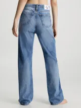 Pantalón de jean celeste de corte recto, tiro alto y cinco bolsillos.