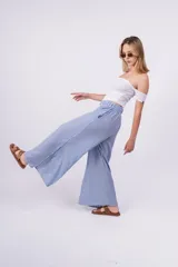 Pantalón palazzo a rayas verticales azules y blancas, con cintura elastizada.