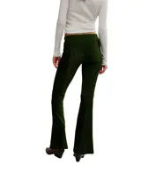 Pantalón acampanado de terciopelo color verde oscuro, con textura acanalada dispuesta en patrón chevron.