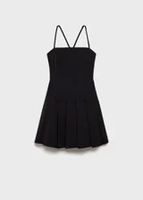 Vestido corto negro con tirantes finos cruzados en la espalda, diseño evasé y cuello escotado.