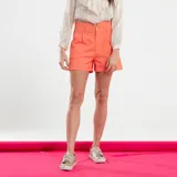 Short de color beige con diseño clásico, pretina alta y cierre frontal.