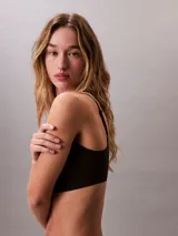 Conjunto de ropa interior Calvin Klein color negro, compuesto por un bralette de escote redondo y una bombacha clásica.